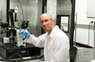 Dr. Sebastian Kruss leitet eine neue Forschungsgruppe am Fraunhofer IMS in Duisburg. Bis 2025  soll sie Biosensoren entwickeln, die unter anderem Corona-Viren in Echtzeit aufspüren können. 