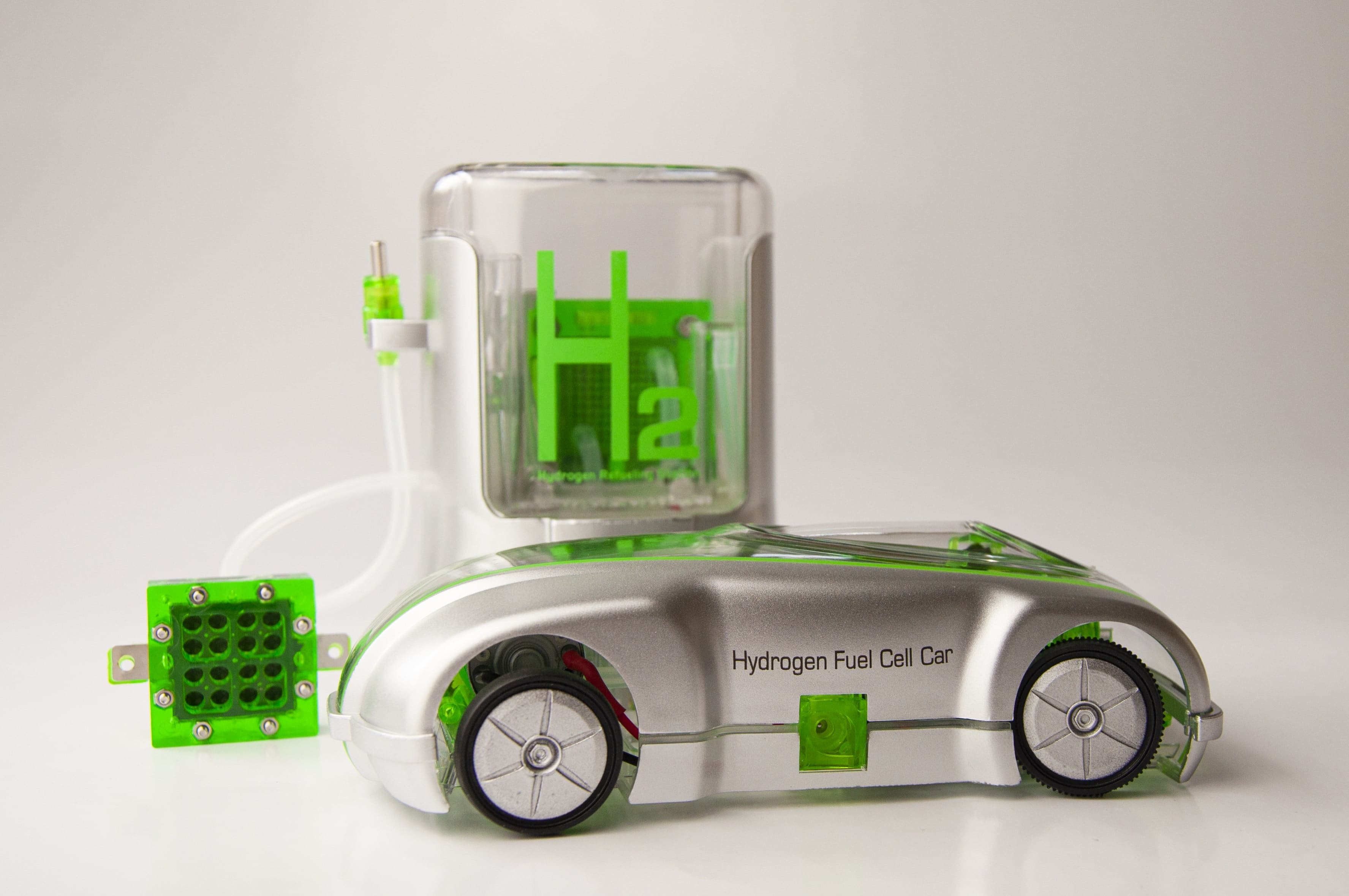 Modell eines Brennstoffzellenautos mit Tankstelle 