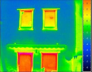 Thermografiebild eines Gebäudes mit deutlichen Temperaturunterschieden