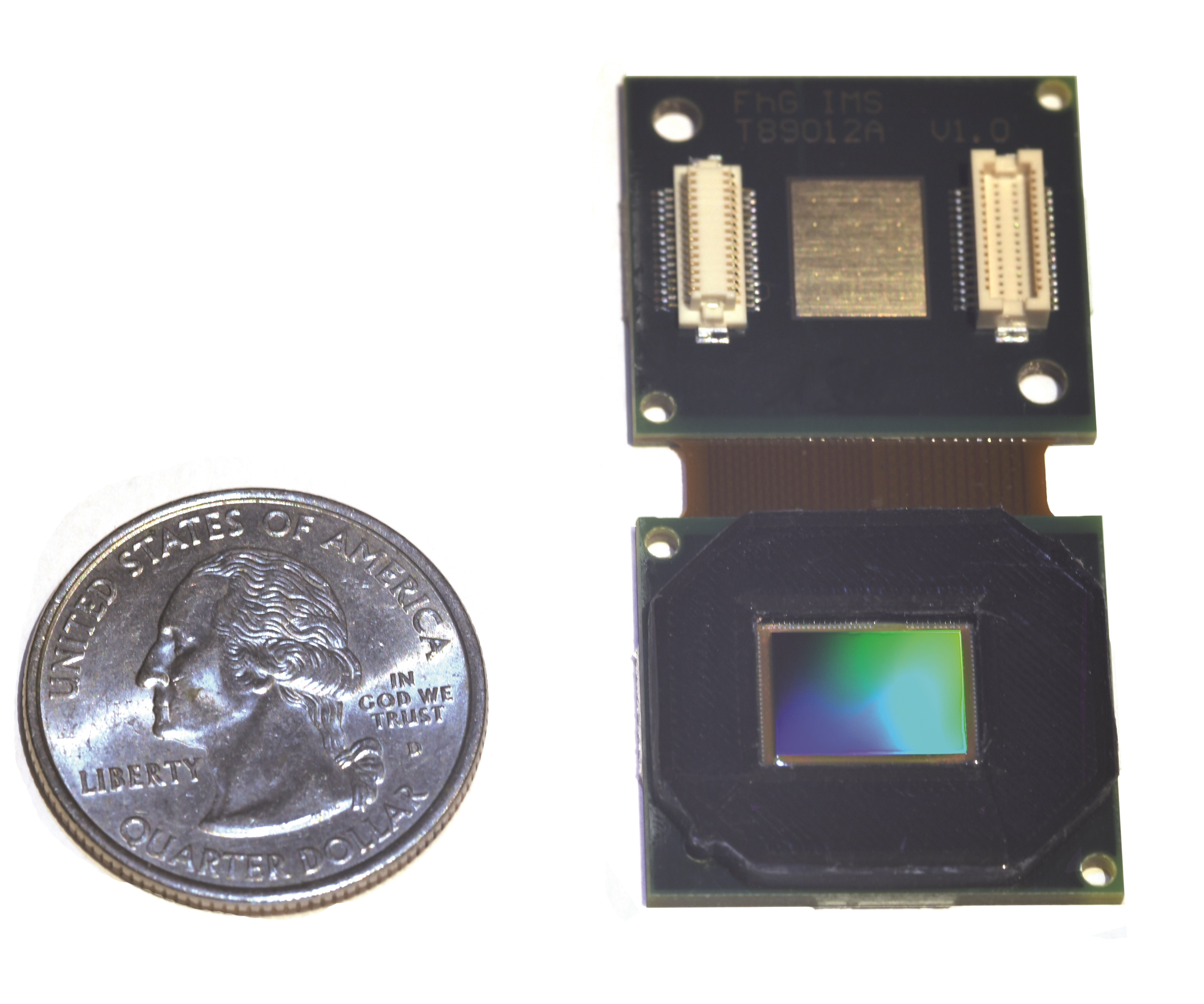 Digitale 17 μm QVGA-IRFPAs montiert auf Detektorboard inklusive Schutzkappe ist im Vergleich zu einer Vierteldollar-Münze angezeigt.