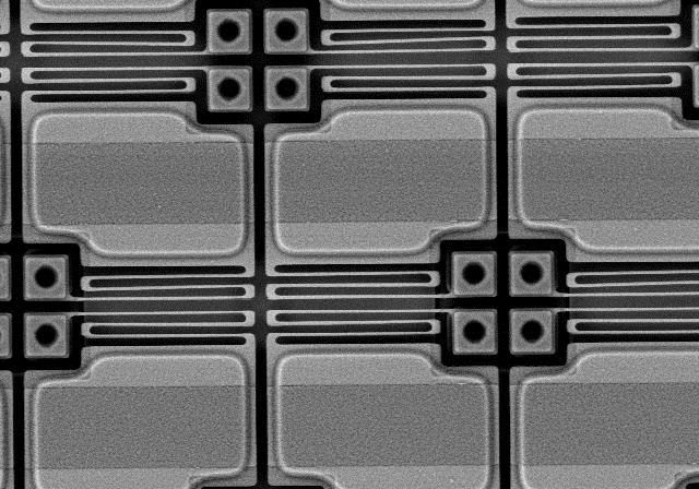 Aufsicht auf eine Mikrobolometer-Struktur mit 17 µm Pixelpitch