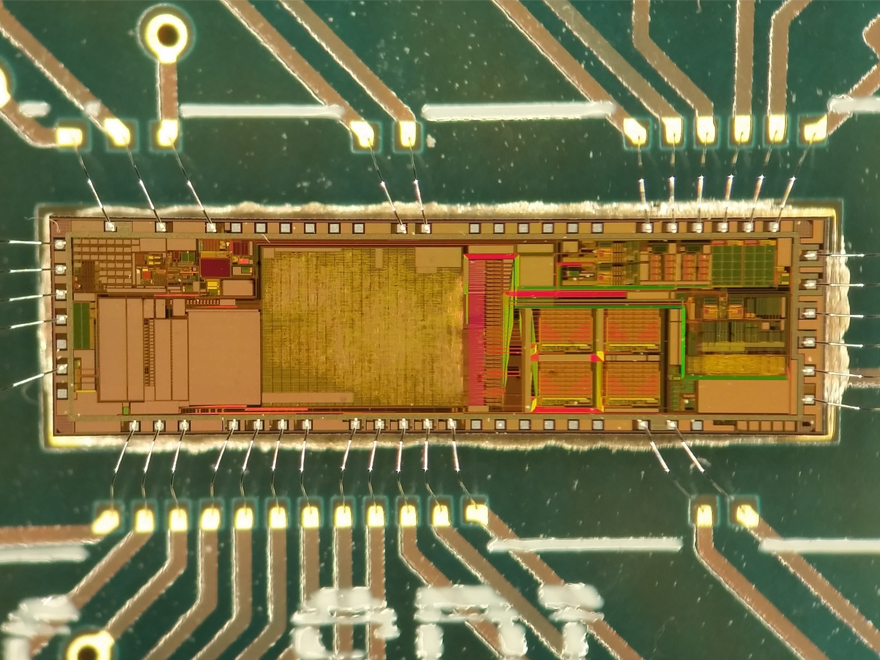 Ein Multisensor-ASIC zur Auswertung und Kommunikation, aufgebaut auf einer Testplatine unter Verwendung der vorhandenen Infrastruktur beim IMS. Zu sehen ist der auf das PCB aufgeklebte ASIC-Chip, sowie die Drahtverbindungen (Bonds) zwischen dem  Chip und der Testplatine.