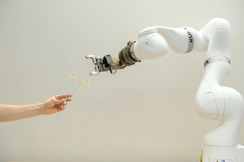 Foto eines Roboters, der sterile chirurgische Instrumente autonom sortiert.