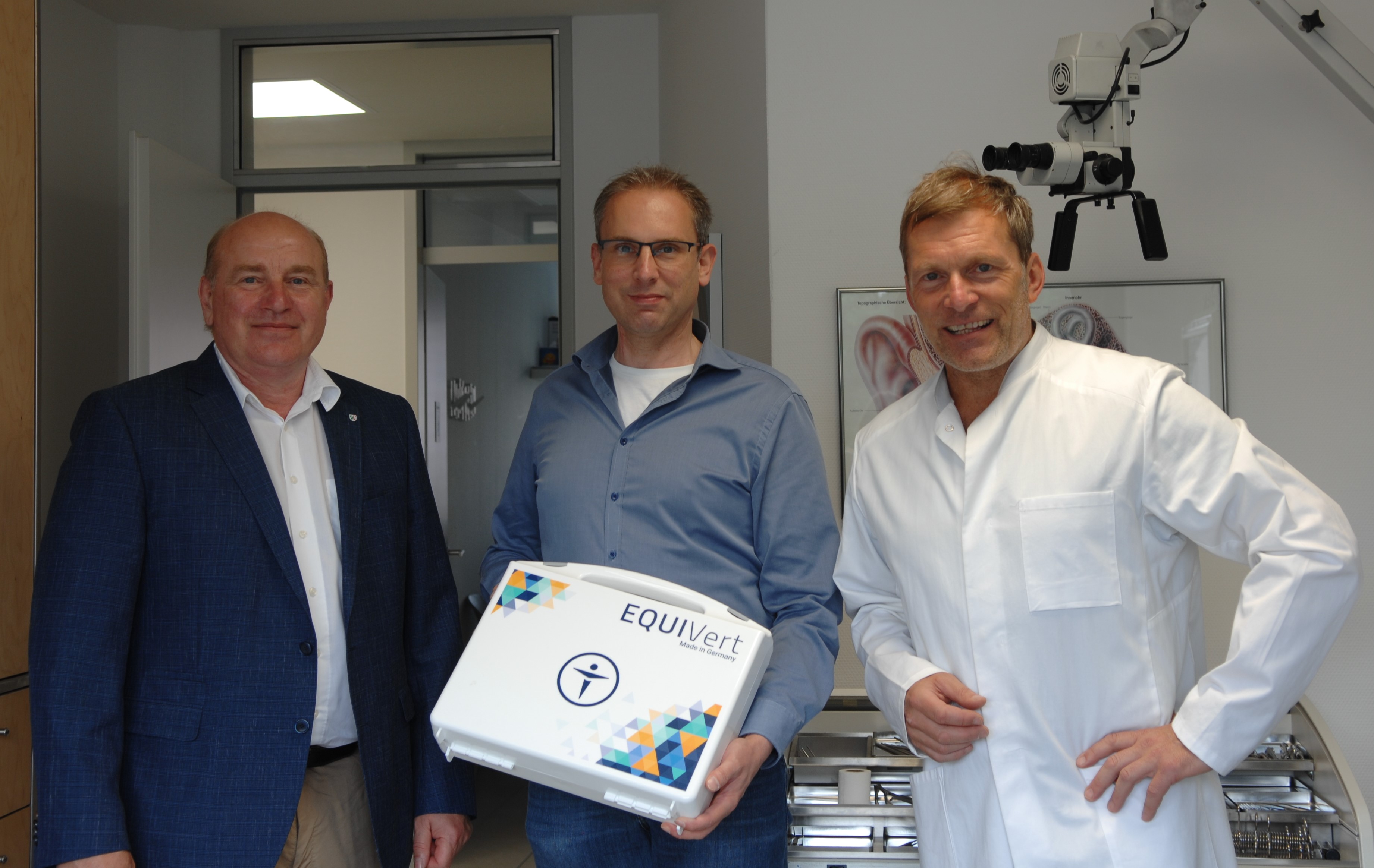 Bild: Hanno Platz, Burkhard Heidemann und Dr. Uso Walter bei der Übergabe des EQUIMedi in Duisburg. Foto: EQUIVert
