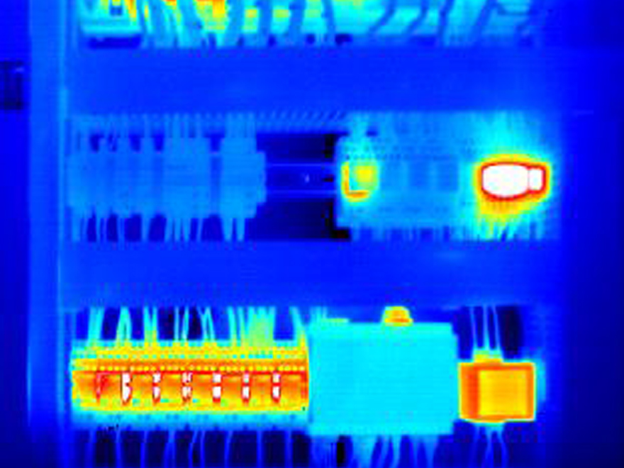 Thermographic image of an open control box with significant temperature differences
