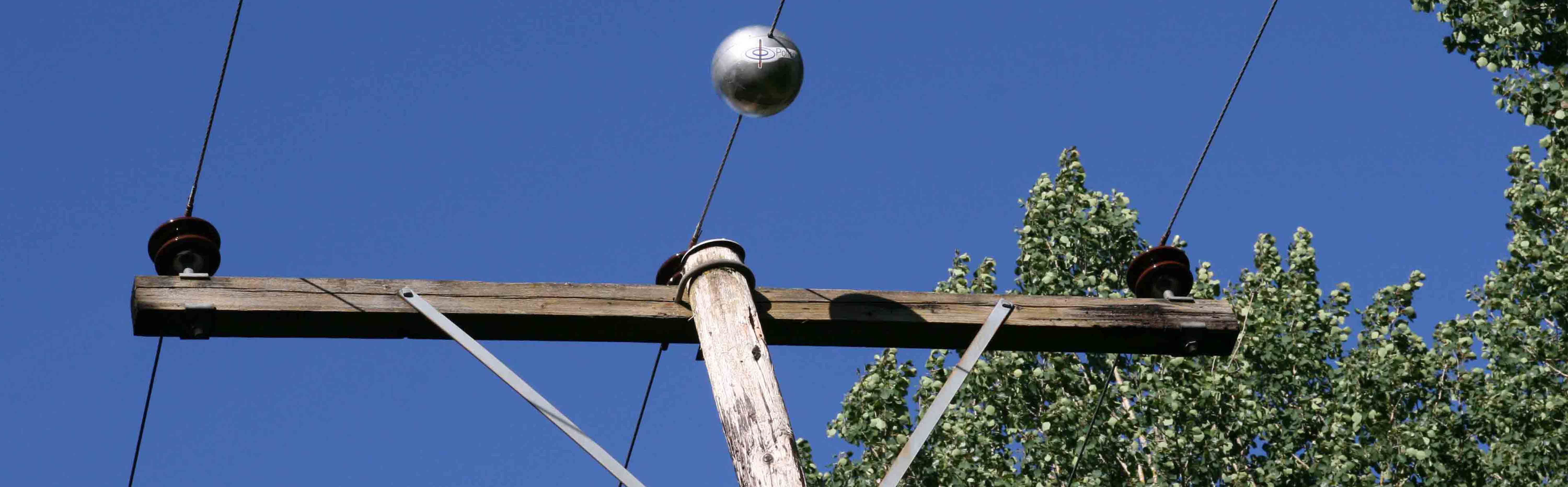 Energy self-sustaining wireless sensor mounted on the line 