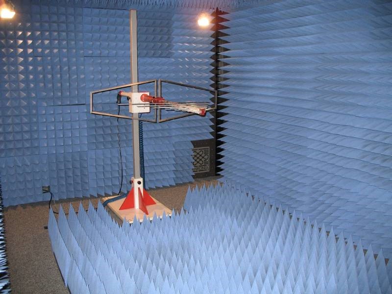 view into a test chamber for shielded high frequency measurements with test setup 