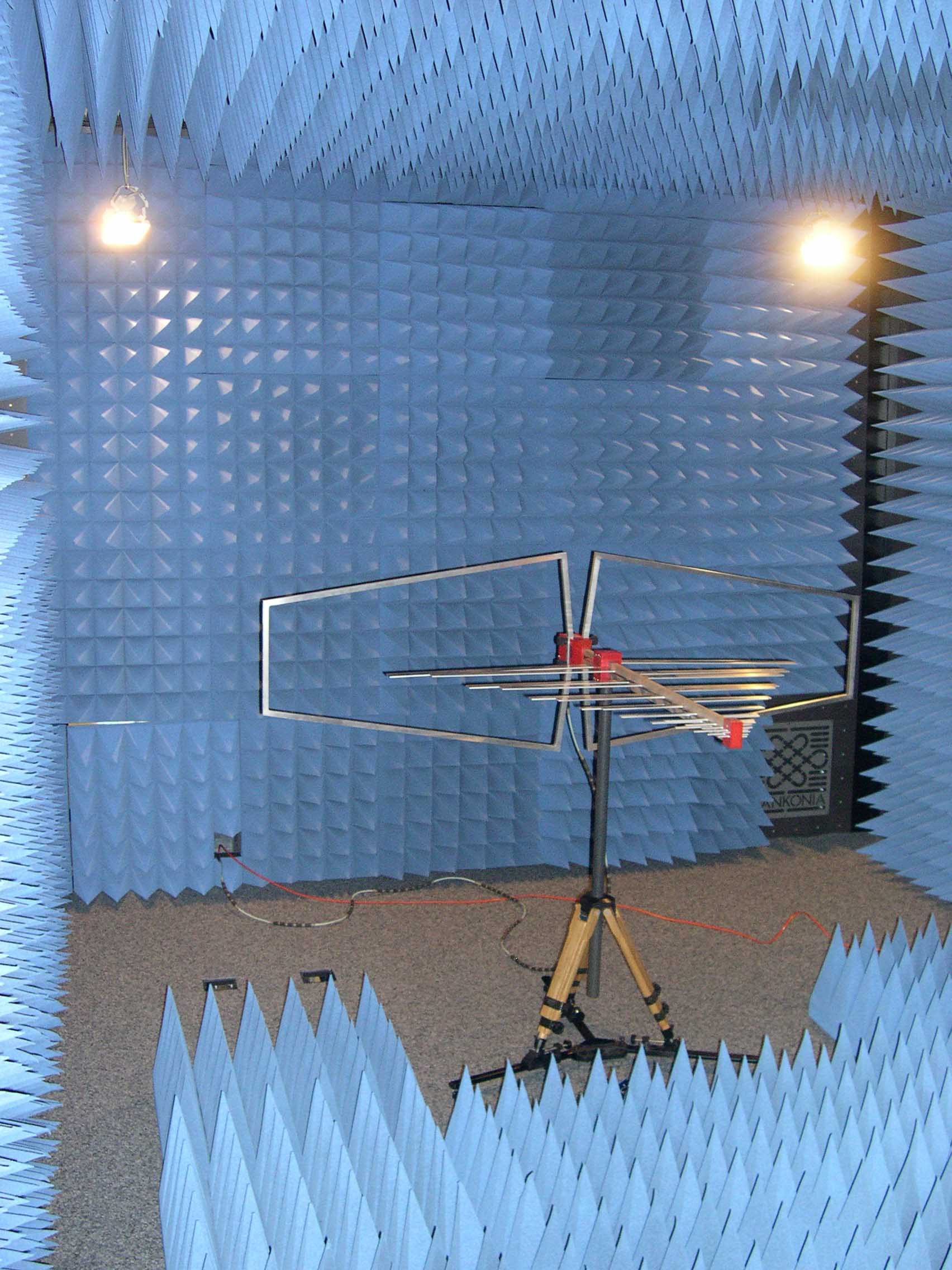 View into an HF test chamber for shielded HFmeasurements with test setup 