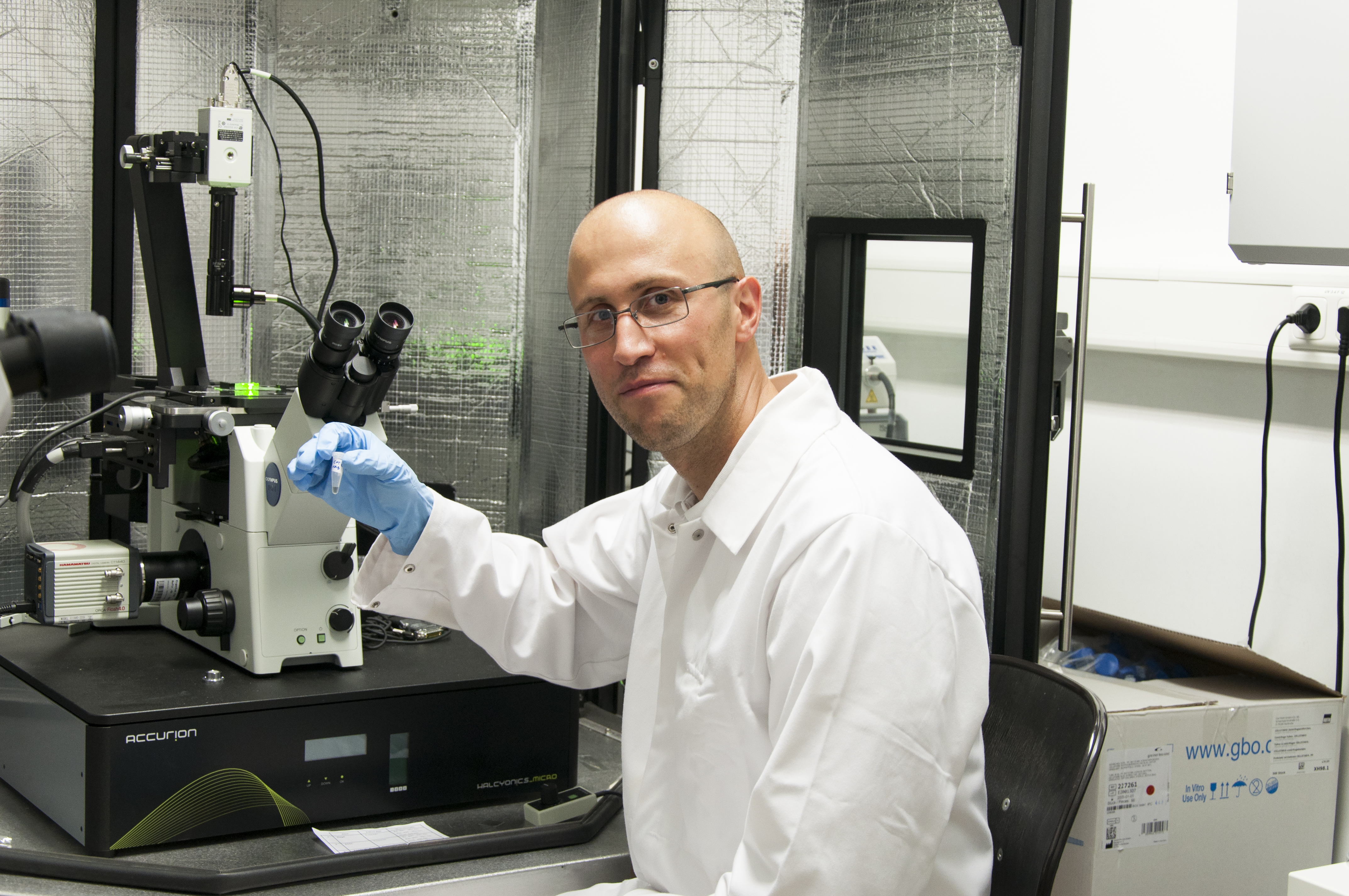 New Biosensorics Research Group at the IMS -Sebastian Kruss Dr. Sebastian Kruss heads a new research group at the Fraunhofer IMS in Duisburg. By 2025, it aims to develop biosensors that can detect corona viruses in real time, among other things.