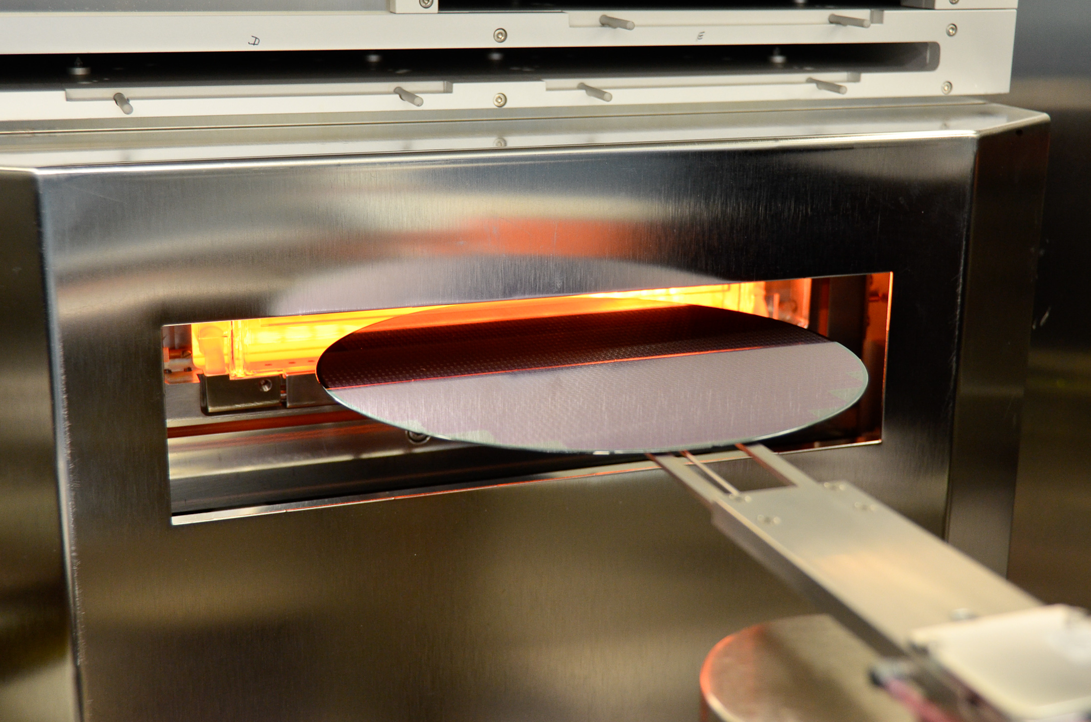 HT-Wafer während des Fertigungsprozesses Wafer während der Fertigung in der Hochtemperatur SOI-CMOS Technologie H035 des Fraunhofer IMS
